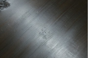 和製ヴィンテージ　伝統工芸　軽井沢彫り　大胆にあしらわれた菖蒲の彫りが存在感を放つサイドチェスト　(R-055709)