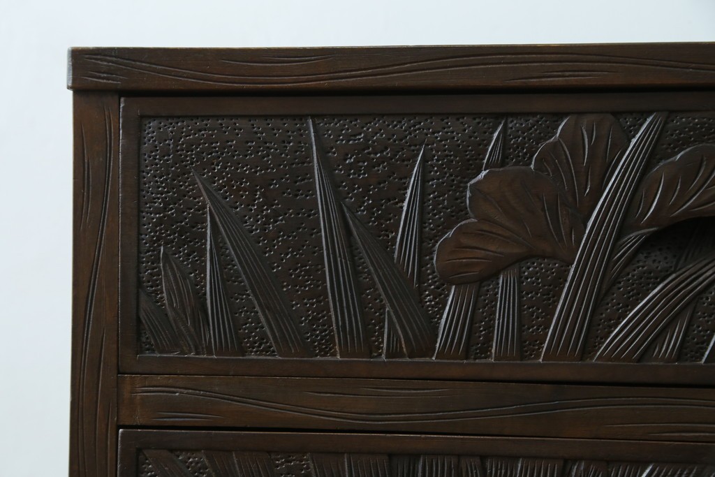 和製ヴィンテージ　伝統工芸　軽井沢彫り　大胆にあしらわれた菖蒲の彫りが存在感を放つサイドチェスト　(R-055709)