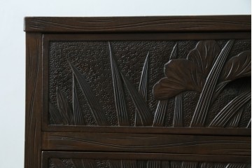 和製ヴィンテージ　伝統工芸　軽井沢彫り　大胆にあしらわれた菖蒲の彫りが存在感を放つサイドチェスト　(R-055709)