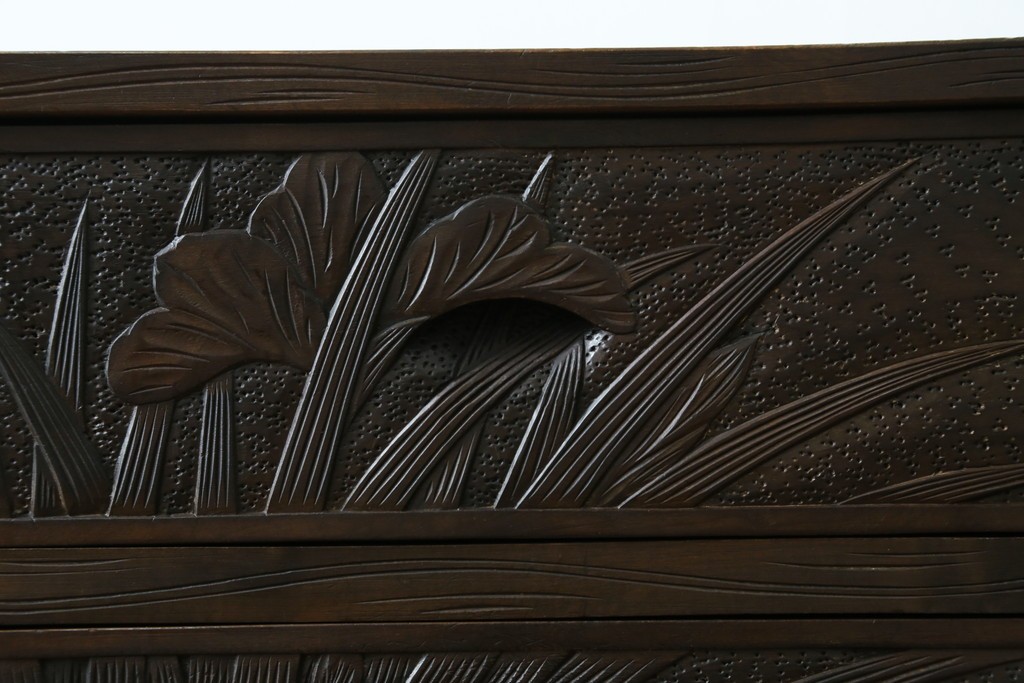 和製ヴィンテージ　伝統工芸　軽井沢彫り　大胆にあしらわれた菖蒲の彫りが存在感を放つサイドチェスト　(R-055709)