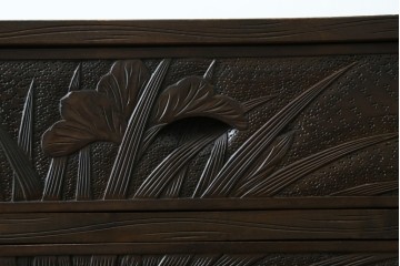 和製ヴィンテージ　伝統工芸　軽井沢彫り　大胆にあしらわれた菖蒲の彫りが存在感を放つサイドチェスト　(R-055709)