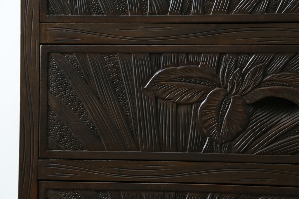 和製ヴィンテージ　伝統工芸　軽井沢彫り　大胆にあしらわれた菖蒲の彫りが存在感を放つサイドチェスト　(R-055709)