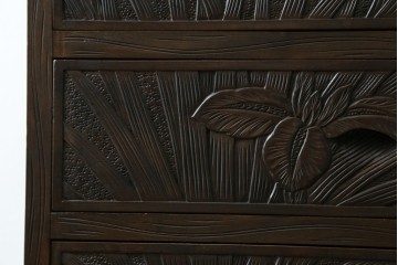 和製ヴィンテージ　伝統工芸　軽井沢彫り　大胆にあしらわれた菖蒲の彫りが存在感を放つサイドチェスト　(R-055709)