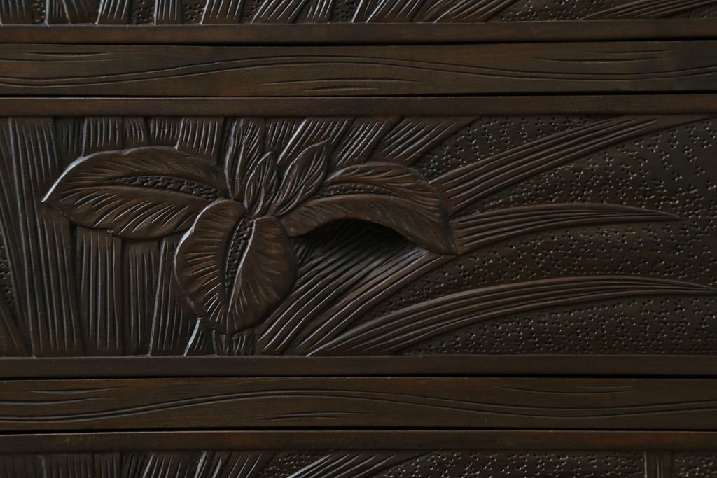 和製ヴィンテージ　伝統工芸　軽井沢彫り　大胆にあしらわれた菖蒲の彫りが存在感を放つサイドチェスト　(R-055709)