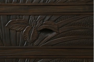 和製ヴィンテージ　伝統工芸　軽井沢彫り　大胆にあしらわれた菖蒲の彫りが存在感を放つサイドチェスト　(R-055709)