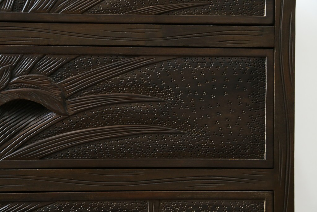 和製ヴィンテージ　伝統工芸　軽井沢彫り　大胆にあしらわれた菖蒲の彫りが存在感を放つサイドチェスト　(R-055709)