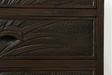 和製ヴィンテージ　伝統工芸　軽井沢彫り　大胆にあしらわれた菖蒲の彫りが存在感を放つサイドチェスト　(R-055709)