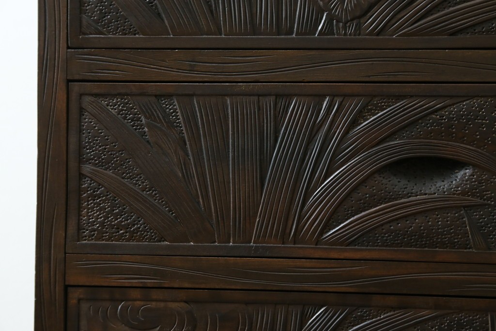 和製ヴィンテージ　伝統工芸　軽井沢彫り　大胆にあしらわれた菖蒲の彫りが存在感を放つサイドチェスト　(R-055709)