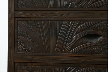 和製ヴィンテージ　伝統工芸　軽井沢彫り　大胆にあしらわれた菖蒲の彫りが存在感を放つサイドチェスト　(R-055709)