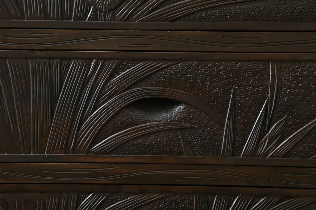 和製ヴィンテージ　伝統工芸　軽井沢彫り　大胆にあしらわれた菖蒲の彫りが存在感を放つサイドチェスト　(R-055709)