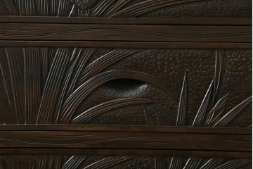 和製ヴィンテージ　伝統工芸　軽井沢彫り　大胆にあしらわれた菖蒲の彫りが存在感を放つサイドチェスト　(R-055709)