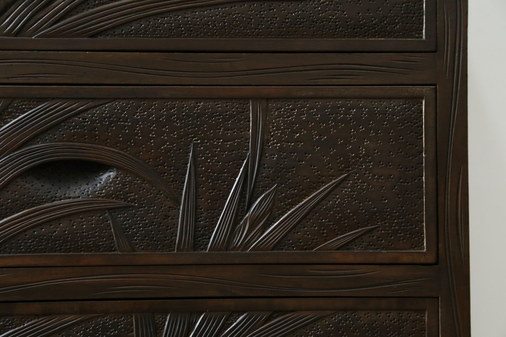 和製ヴィンテージ　伝統工芸　軽井沢彫り　大胆にあしらわれた菖蒲の彫りが存在感を放つサイドチェスト　(R-055709)