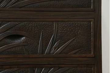 和製ヴィンテージ　伝統工芸　軽井沢彫り　大胆にあしらわれた菖蒲の彫りが存在感を放つサイドチェスト　(R-055709)