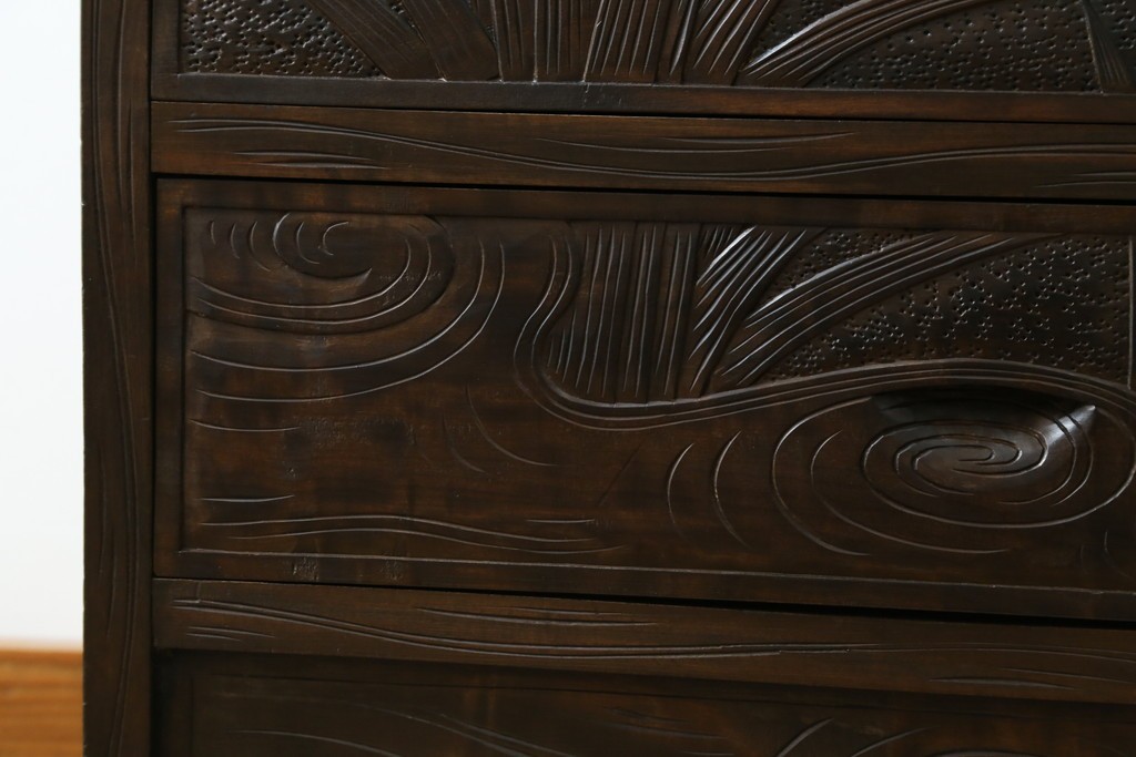 和製ヴィンテージ　伝統工芸　軽井沢彫り　大胆にあしらわれた菖蒲の彫りが存在感を放つサイドチェスト　(R-055709)