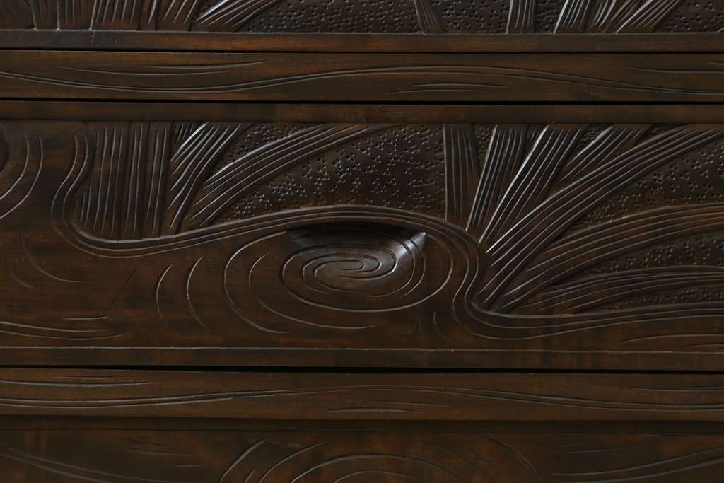 和製ヴィンテージ　伝統工芸　軽井沢彫り　大胆にあしらわれた菖蒲の彫りが存在感を放つサイドチェスト　(R-055709)