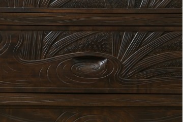 和製ヴィンテージ　伝統工芸　軽井沢彫り　大胆にあしらわれた菖蒲の彫りが存在感を放つサイドチェスト　(R-055709)