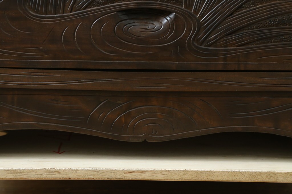 和製ヴィンテージ　伝統工芸　軽井沢彫り　大胆にあしらわれた菖蒲の彫りが存在感を放つサイドチェスト　(R-055709)