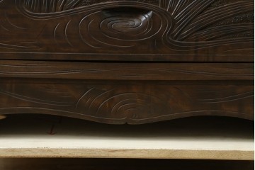 和製ヴィンテージ　伝統工芸　軽井沢彫り　大胆にあしらわれた菖蒲の彫りが存在感を放つサイドチェスト　(R-055709)