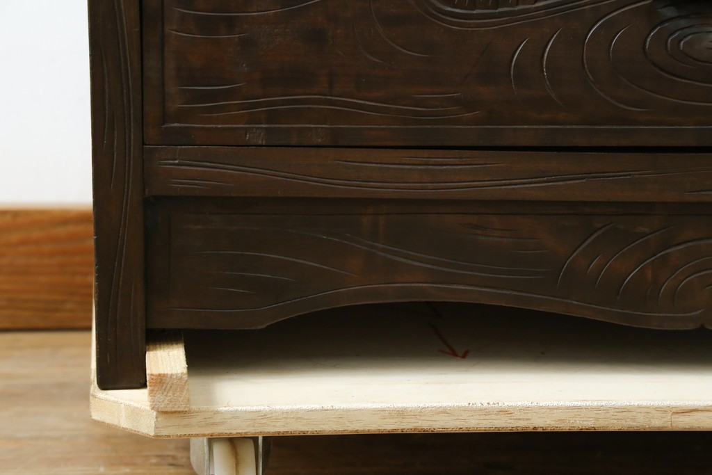 和製ヴィンテージ　伝統工芸　軽井沢彫り　大胆にあしらわれた菖蒲の彫りが存在感を放つサイドチェスト　(R-055709)