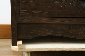 和製ヴィンテージ　伝統工芸　軽井沢彫り　大胆にあしらわれた菖蒲の彫りが存在感を放つサイドチェスト　(R-055709)