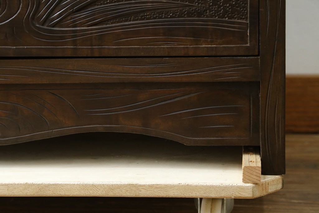 和製ヴィンテージ　伝統工芸　軽井沢彫り　大胆にあしらわれた菖蒲の彫りが存在感を放つサイドチェスト　(R-055709)