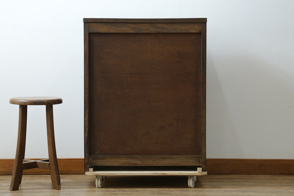 和製ヴィンテージ　伝統工芸　軽井沢彫り　大胆にあしらわれた菖蒲の彫りが存在感を放つサイドチェスト　(R-055709)