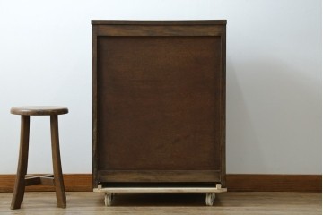 和製ヴィンテージ　伝統工芸　軽井沢彫り　大胆にあしらわれた菖蒲の彫りが存在感を放つサイドチェスト　(R-055709)