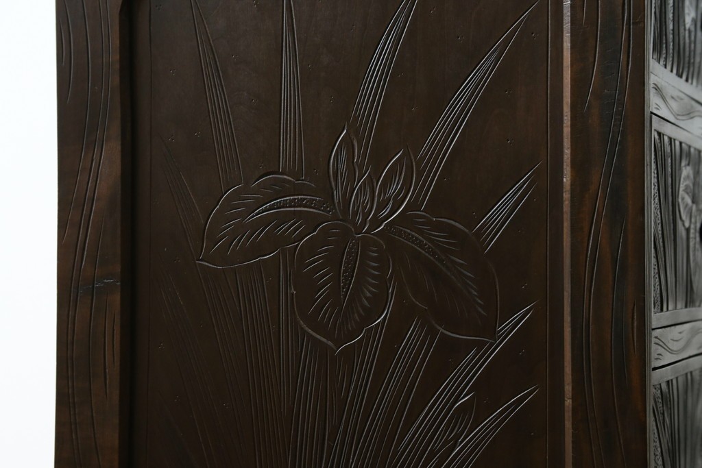 和製ヴィンテージ　伝統工芸　軽井沢彫り　大胆にあしらわれた菖蒲の彫りが存在感を放つサイドチェスト　(R-055709)