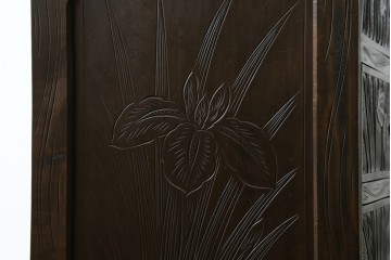 和製ヴィンテージ　伝統工芸　軽井沢彫り　大胆にあしらわれた菖蒲の彫りが存在感を放つサイドチェスト　(R-055709)