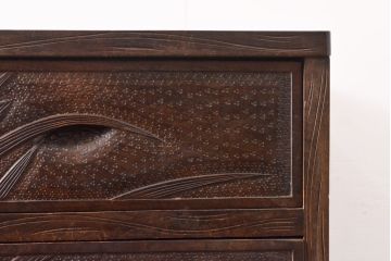 和製ビンテージ　伝統工芸　軽井沢彫り　大胆にあしらわれた菖蒲の彫りが存在感を放つチェスト(和たんす、引き出し、衣装箪笥、整理箪笥、ヴィンテージ)(R-055711)