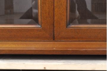 中古　美品　DREXEL HERITAGE(ドレクセルヘリテイジ)　Triune(トライユン)　品のある佇まいのサイドボード(サイドキャビネット、収納棚、飾り棚、食器棚、本箱、ブックケース)(R-055718)