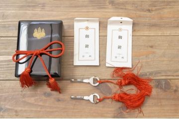 和製ビンテージ　美品　京都　宮崎家具　鍵座の五七の桐のデザインが可愛らしい桐箪笥(板盆付き、着物箪笥、衣装箪笥、桐たんす、和タンス、ヴィンテージ)(R-055741)