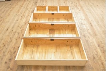 中古　美品　岩谷堂箪笥　台輪・脚付きリメイク　力強く立派な杢目が魅力的な箪笥サイドボード(衣装箪笥、引き出し、和タンス、チェスト)(R-055742)