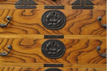 中古　美品　岩谷堂箪笥　台輪・脚付きリメイク　力強く立派な杢目が魅力的な箪笥サイドボード(衣装箪笥、引き出し、和タンス、チェスト)(R-055742)