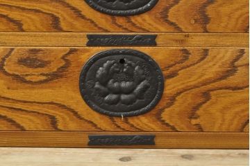 中古　美品　岩谷堂箪笥　台輪・脚付きリメイク　力強く立派な杢目が魅力的な箪笥サイドボード(衣装箪笥、引き出し、和タンス、チェスト)(R-055742)