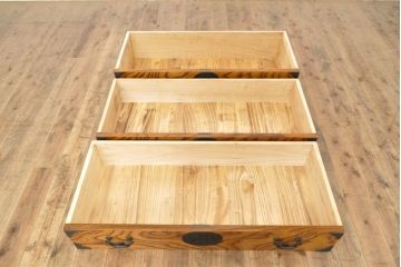 中古　岩谷堂箪笥　天板リメイク　波打つ木目に黒金具がアクセントになっているサイドボード(サイドチェスト、衣装箪笥、引き出し、和タンス)(R-055743)