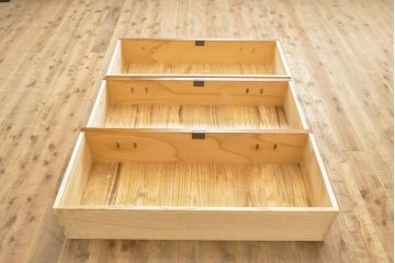 中古　岩谷堂箪笥　天板リメイク　波打つ木目に黒金具がアクセントになっているサイドボード(サイドチェスト、衣装箪笥、引き出し、和タンス)(R-055743)