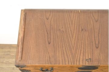 中古　岩谷堂箪笥　天板リメイク　波打つ木目に黒金具がアクセントになっているサイドボード(サイドチェスト、衣装箪笥、引き出し、和タンス)(R-055743)