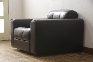 中古　美品　デセデ(de Sede)　本革　ブラック色　高級感溢れる佇まいが美しい1人掛けレザーソファ(定価約60万円)(アームチェア、一人掛けソファ、黒)(R-055748)