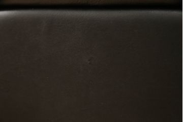 中古　美品　デセデ(de Sede)　本革　ブラック色　高級感溢れる佇まいが美しい1人掛けレザーソファ(定価約60万円)(アームチェア、一人掛けソファ、黒)(R-055748)