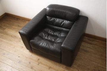 中古　美品　デセデ(de Sede)　本革　ブラック色　高級感溢れる佇まいが美しい1人掛けレザーソファ(定価約60万円)(アームチェア、一人掛けソファ、黒)(R-055748)