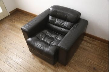 中古　美品　デセデ(de Sede)　本革　ブラック色　高級感溢れる佇まいが美しい1人掛けレザーソファ(定価約60万円)(アームチェア、一人掛けソファ、黒)(R-055748)