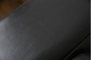 中古　美品　デセデ(de Sede)　本革　ブラック色　高級感溢れる佇まいが美しい1人掛けレザーソファ(定価約60万円)(アームチェア、一人掛けソファ、黒)(R-055748)