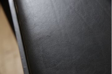 中古　美品　デセデ(de Sede)　本革　ブラック色　高級感溢れる佇まいが美しい1人掛けレザーソファ(定価約60万円)(アームチェア、一人掛けソファ、黒)(R-055748)