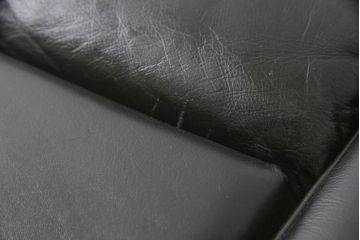 中古　美品　デセデ(de Sede)　本革　ブラック色　高級感溢れる佇まいが美しい1人掛けレザーソファ(定価約60万円)(アームチェア、一人掛けソファ、黒)(R-055748)