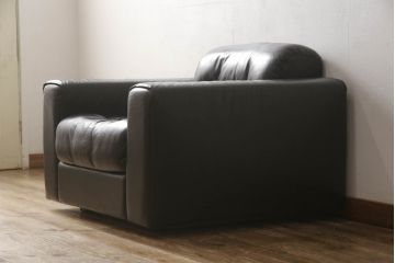 中古　美品　デセデ(de Sede)　本革　ブラック色　高級感溢れる佇まいが美しい1人掛けレザーソファ(定価約60万円)(アームチェア、一人掛けソファ、黒)(R-055749)