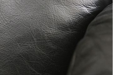 中古　美品　デセデ(de Sede)　本革　ブラック色　高級感溢れる佇まいが美しい1人掛けレザーソファ(定価約60万円)(アームチェア、一人掛けソファ、黒)(R-055749)