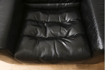 中古　美品　デセデ(de Sede)　本革　ブラック色　高級感溢れる佇まいが美しい1人掛けレザーソファ(定価約60万円)(アームチェア、一人掛けソファ、黒)(R-055749)