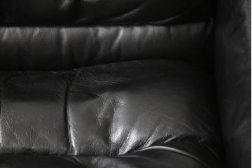 中古　美品　デセデ(de Sede)　本革　ブラック色　高級感溢れる佇まいが美しい1人掛けレザーソファ(定価約60万円)(アームチェア、一人掛けソファ、黒)(R-055749)