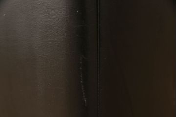 中古　美品　デセデ(de Sede)　本革　ブラック色　高級感溢れる佇まいが美しい1人掛けレザーソファ(定価約60万円)(アームチェア、一人掛けソファ、黒)(R-055749)